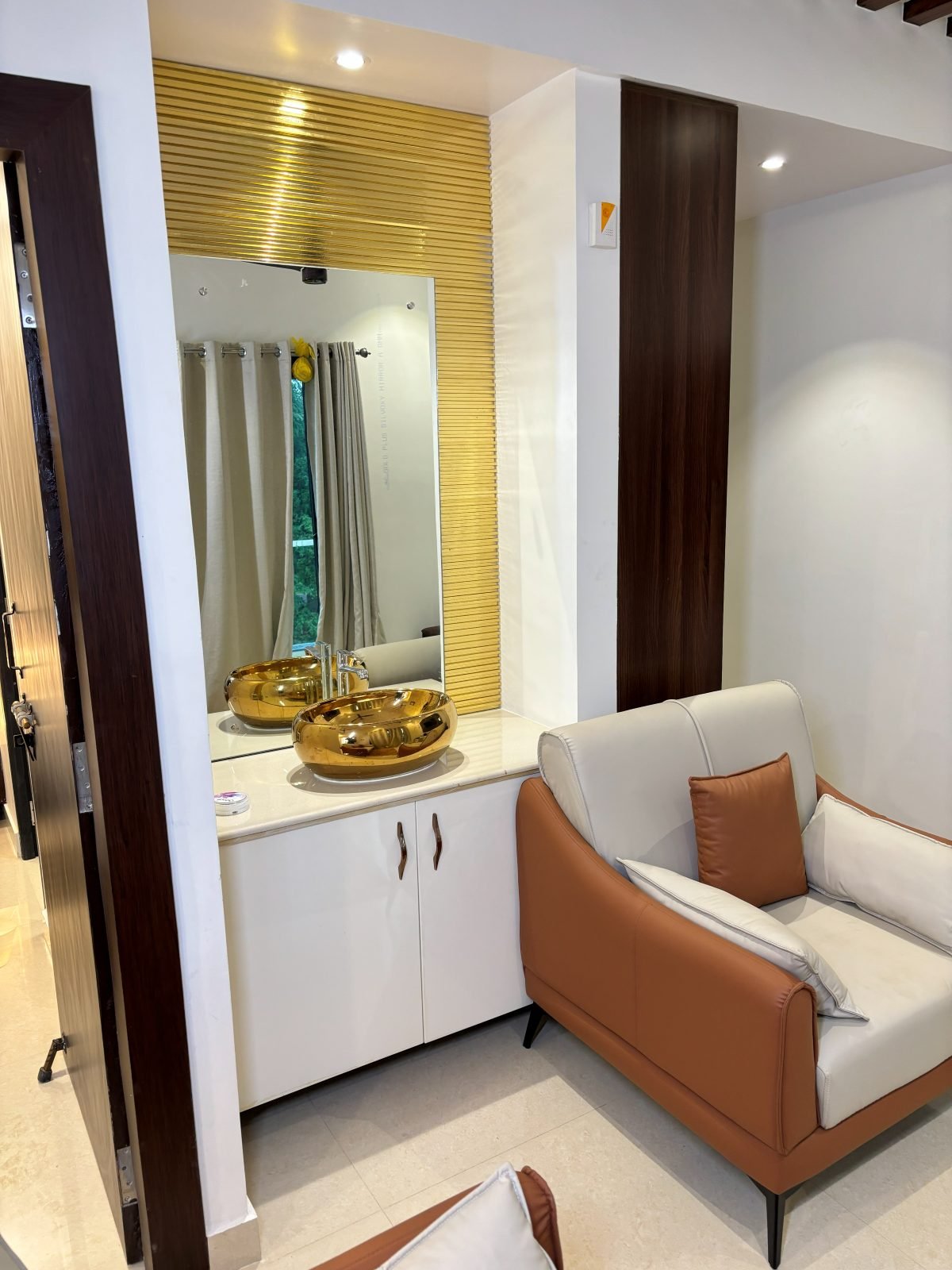 Dressing corner with a vanity mirror